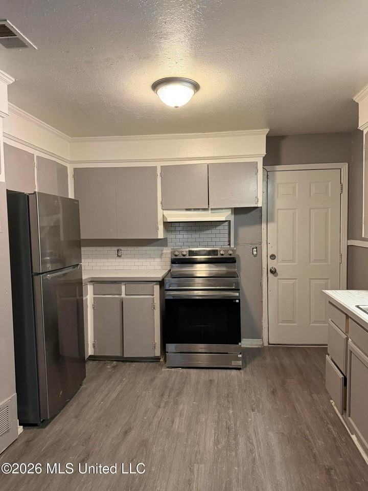 1110 Maria Dr - Photo 4 of 14