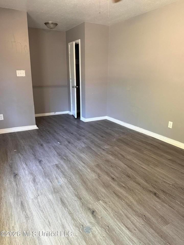1110 Maria Dr - Photo 5 of 14