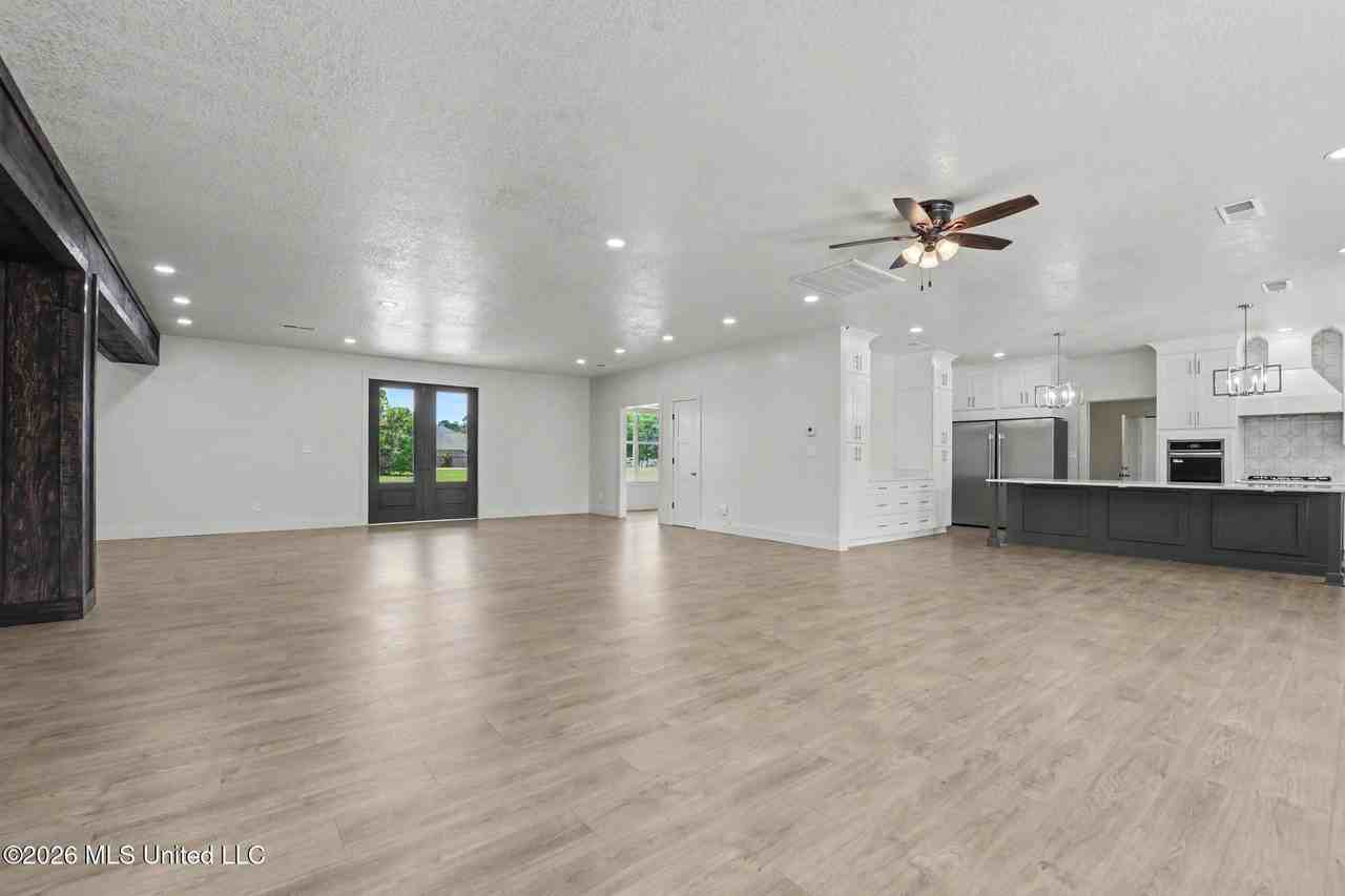 15216 Shriners Blvd - Photo 3 of 27