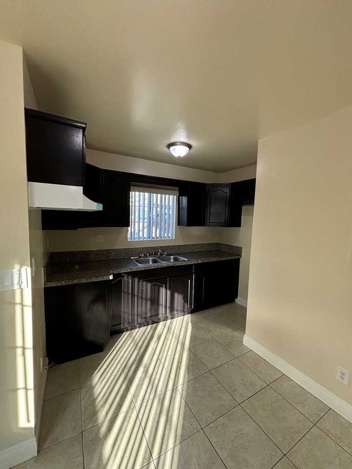 11017 San Pedro Street - Photo 5 of 16