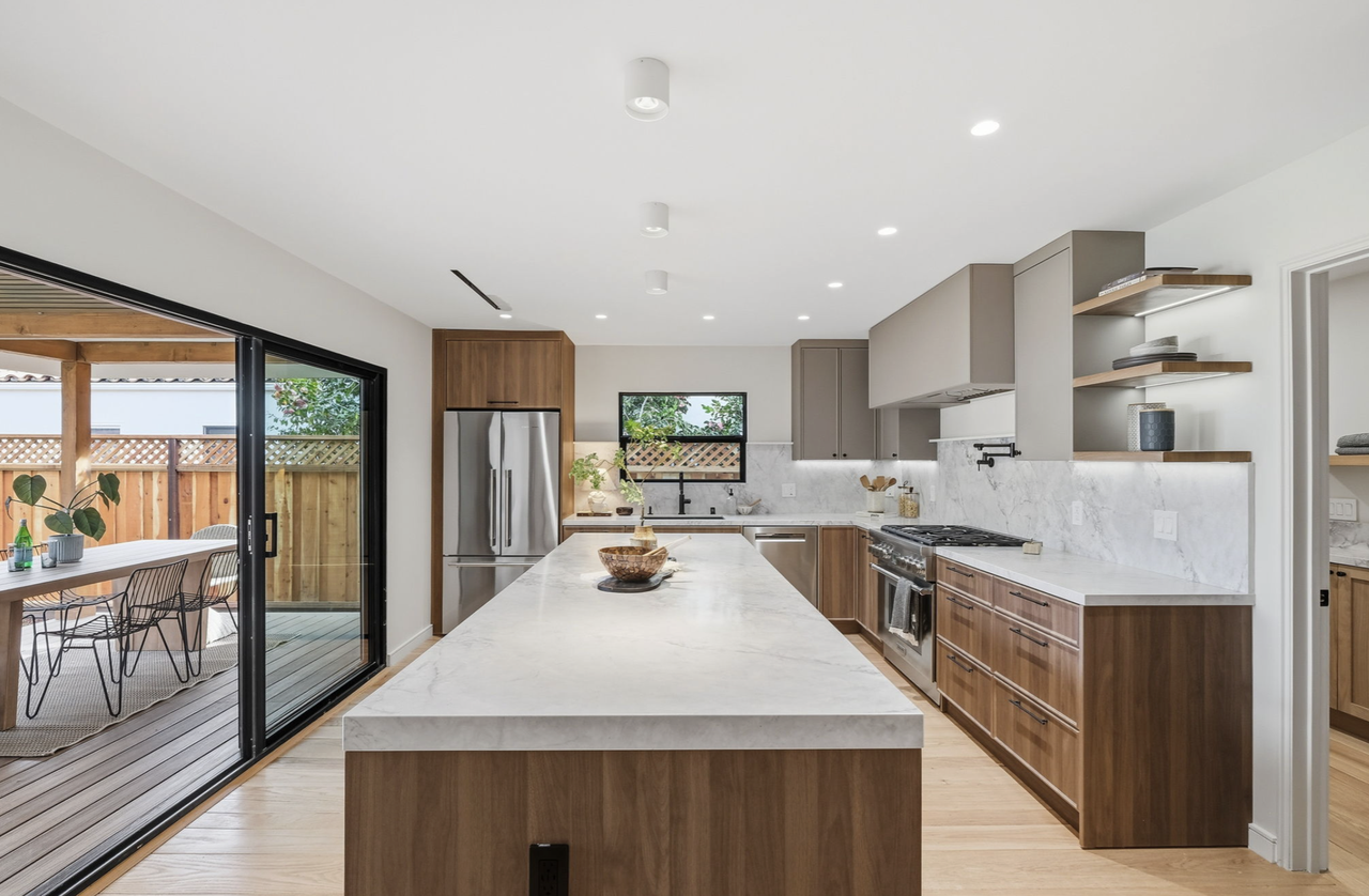 358 East Oakwood Boulevard - Photo 2 of 5