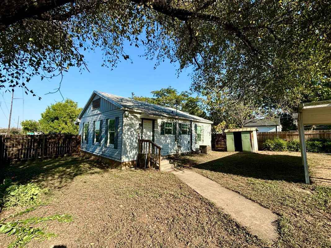 1801 Columbia St - Photo 2 of 8
