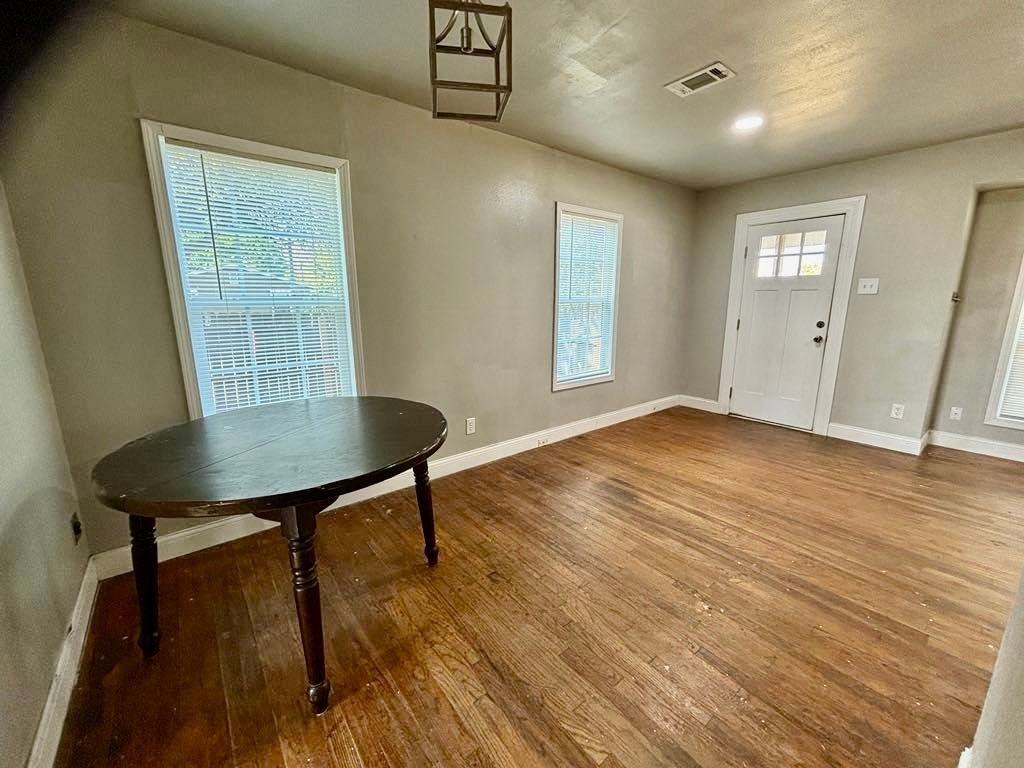 1801 Columbia St - Photo 4 of 8