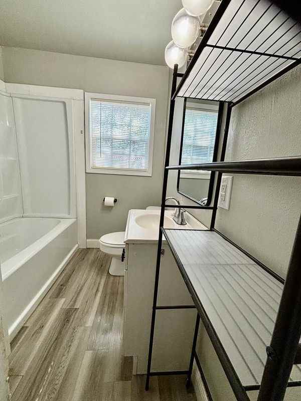 1801 Columbia St - Photo 5 of 8