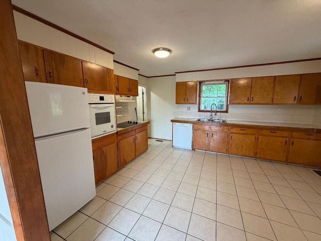 304 Reservoir St - Photo 3 of 13