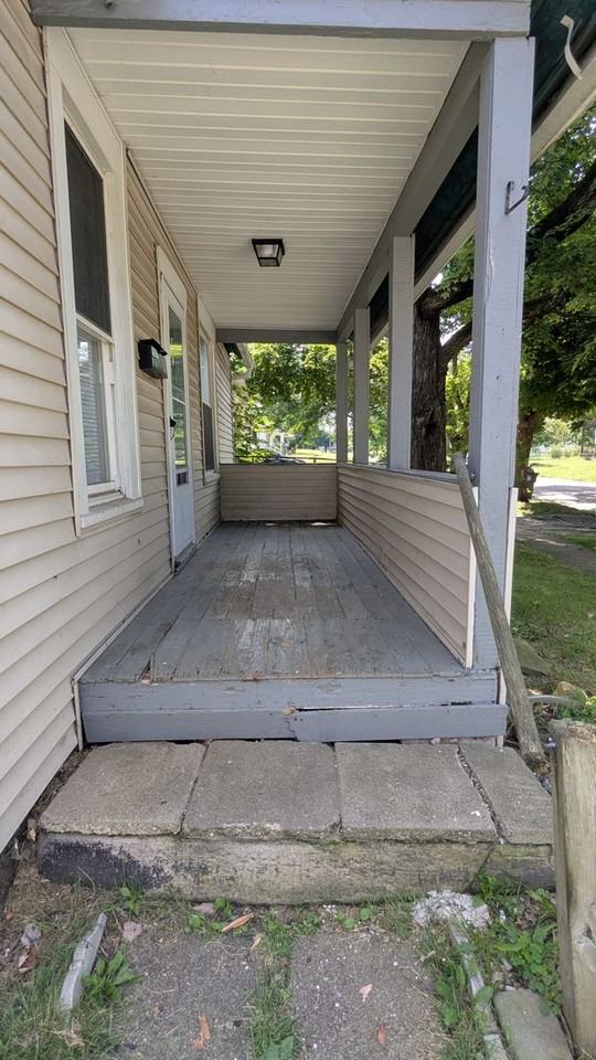 653 Sumner St - Photo 3 of 21