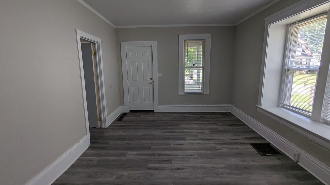 653 Sumner St - Photo 4 of 21