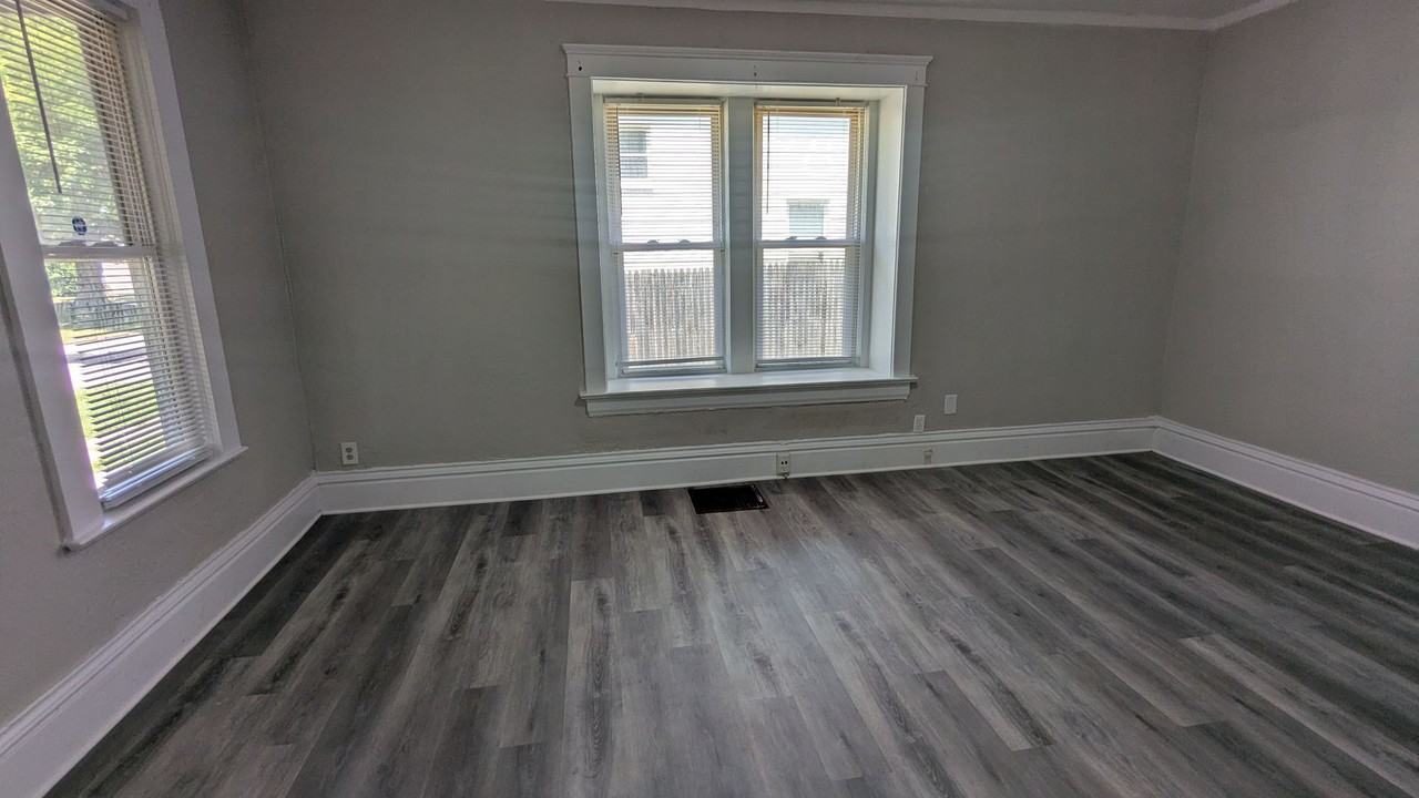 653 Sumner St - Photo 5 of 21