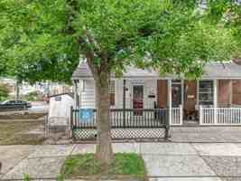 featured image of 958 Queen St