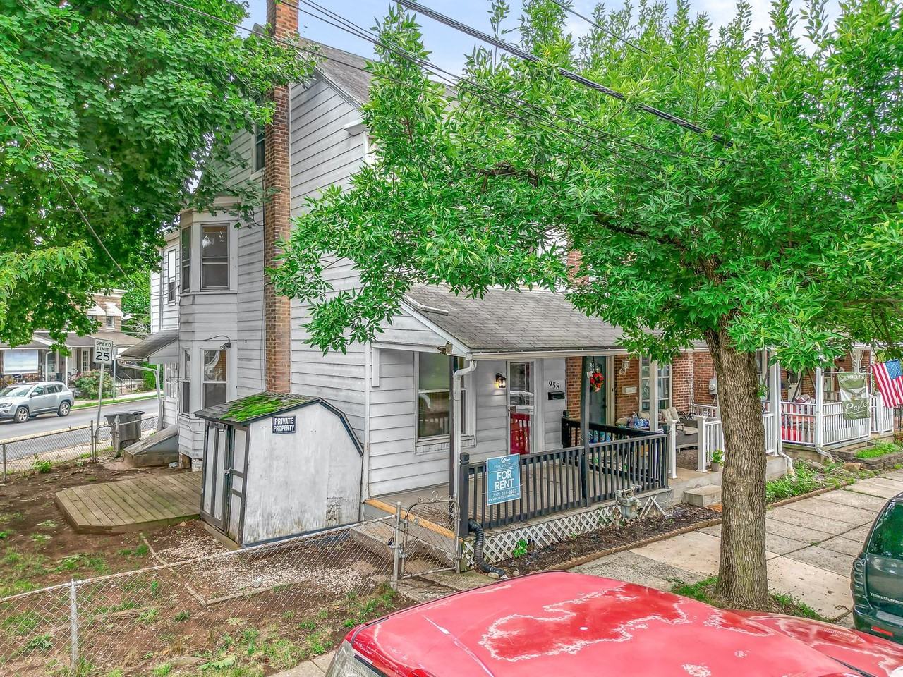 958 Queen St - Photo 2 of 36