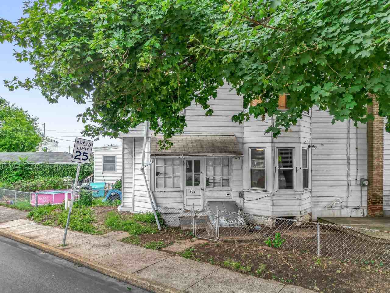 958 Queen St - Photo 3 of 36