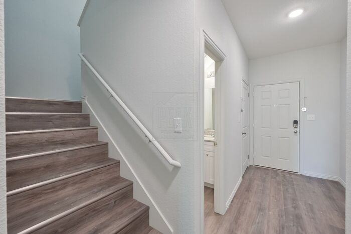 1616 Ash Crescent St - Photo 3 of 24