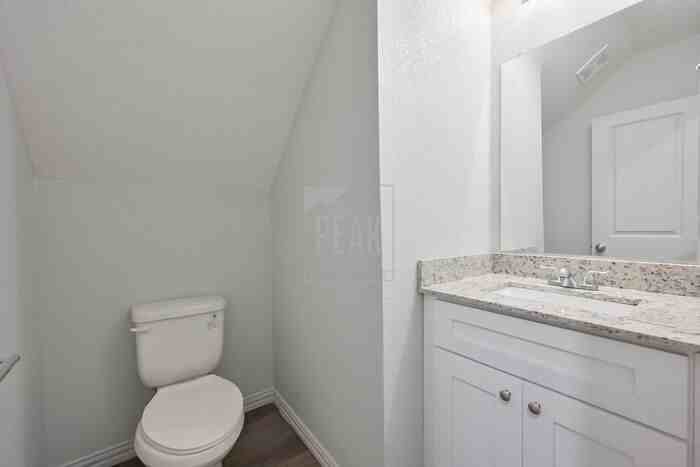 1616 Ash Crescent St - Photo 4 of 24