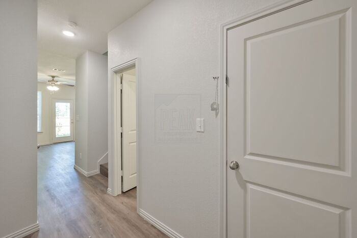 1616 Ash Crescent St - Photo 5 of 24