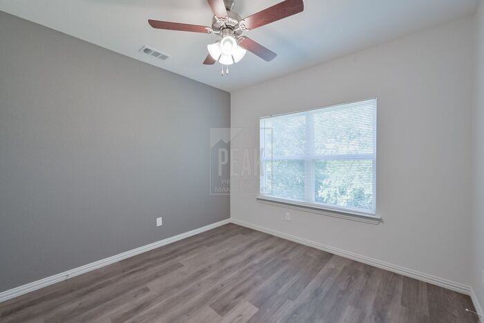 1616 Ash Crescent St - Photo 6 of 24