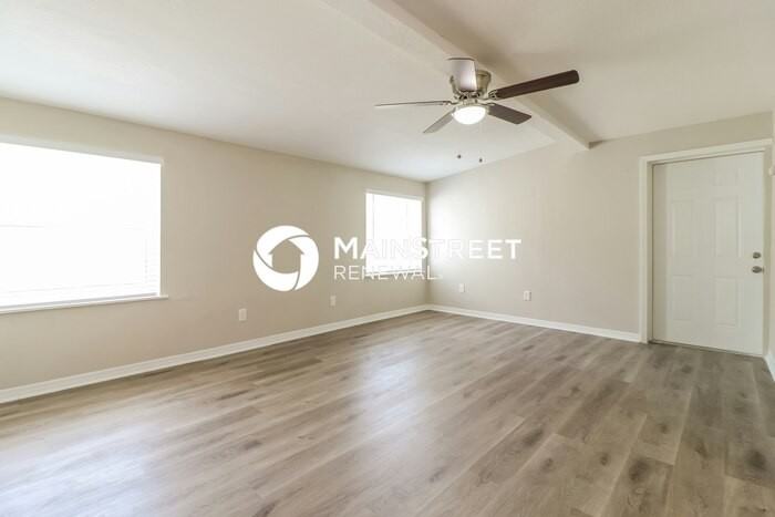 827 E River Dr - Photo 3 of 16