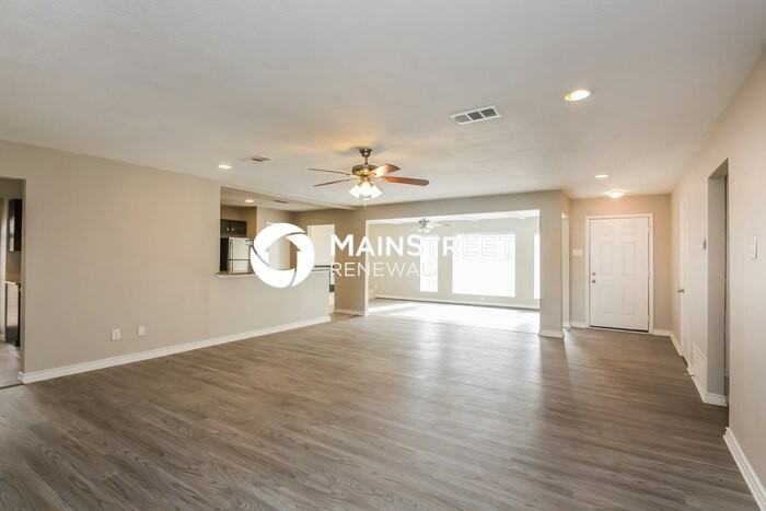 207 Point Royal Dr - Photo 4 of 16