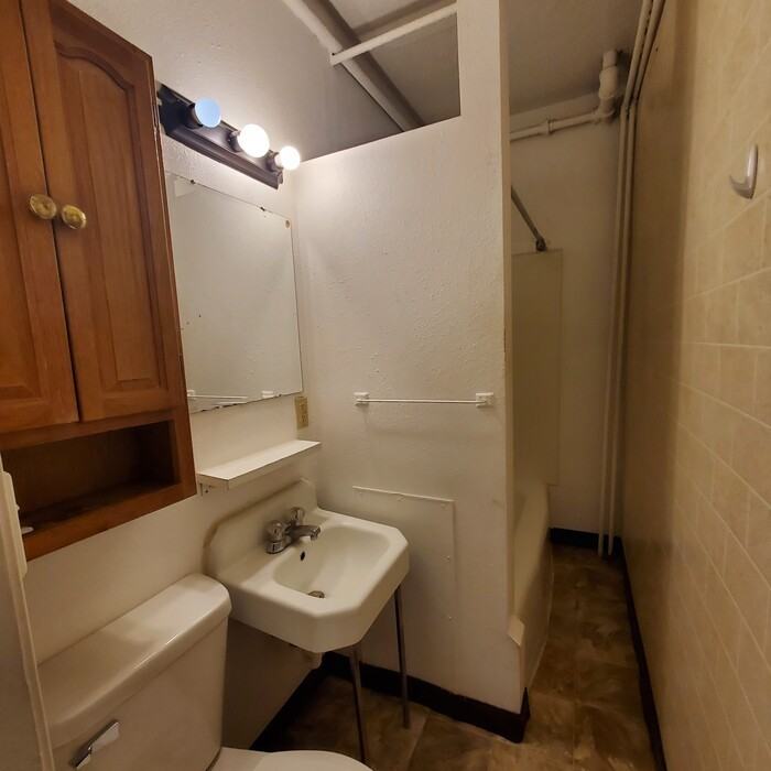 420 2nd Ave Ne #201 - Photo 7 of 9