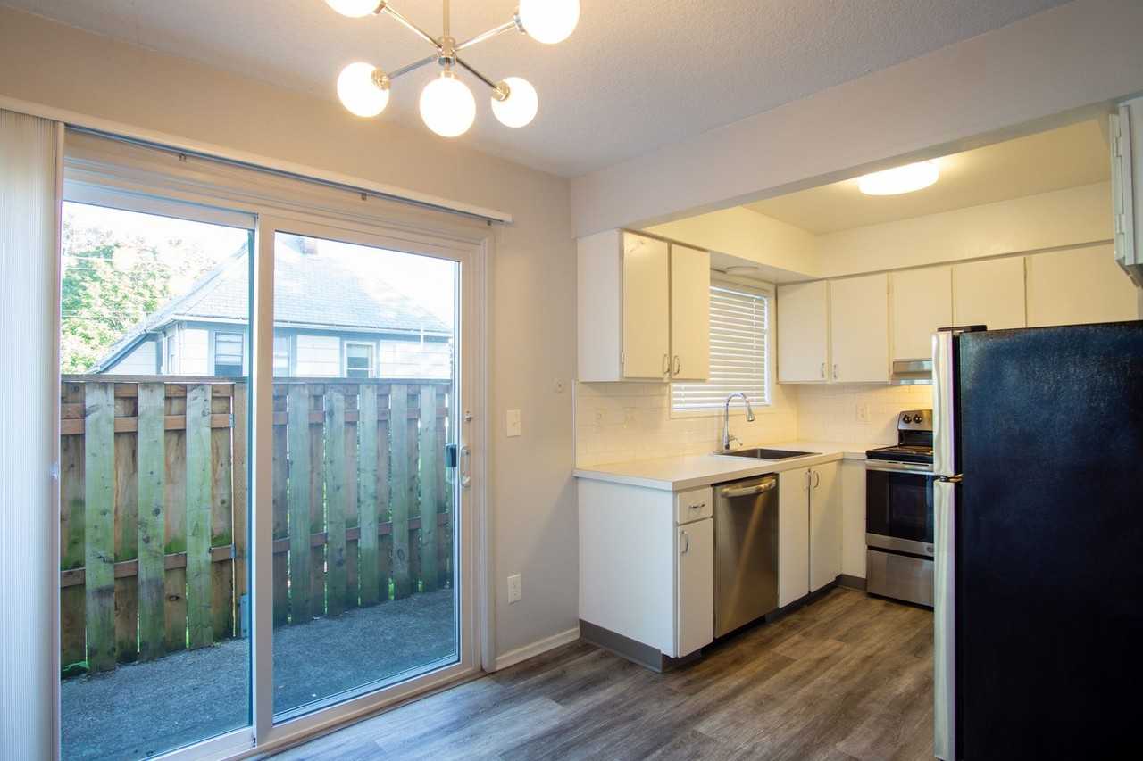 1026 Se 29th Ave - Photo 2 of 18