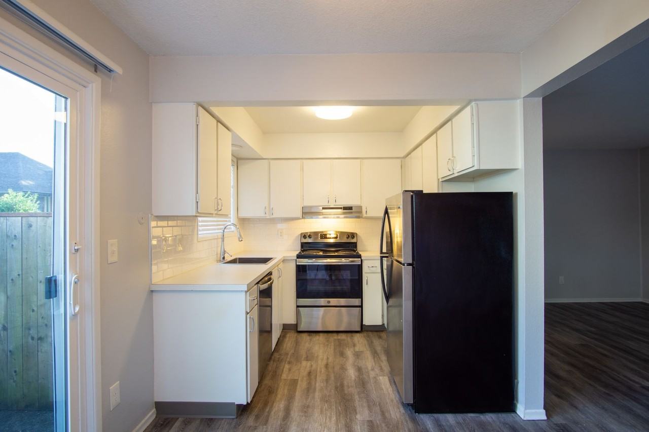 1026 Se 29th Ave - Photo 3 of 18