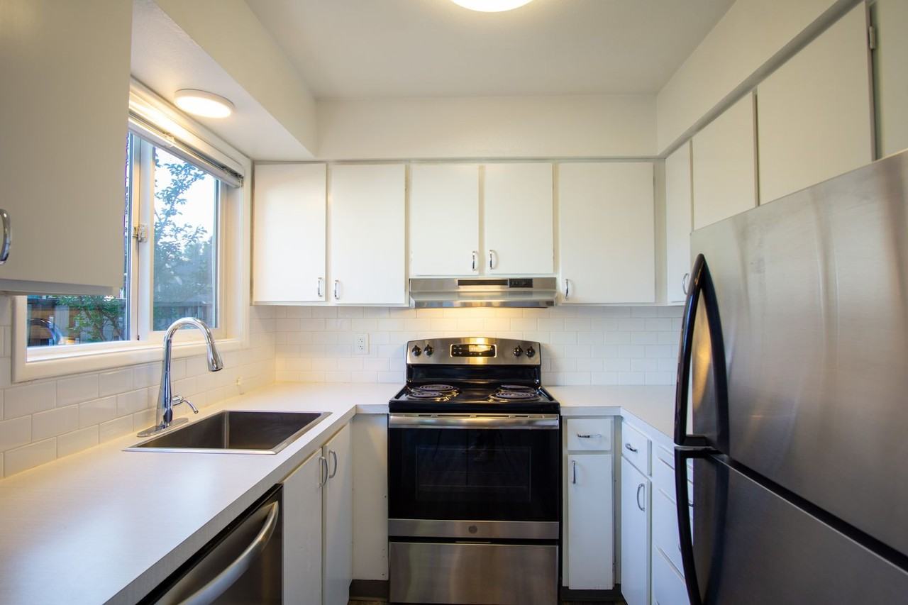 1026 Se 29th Ave - Photo 4 of 18