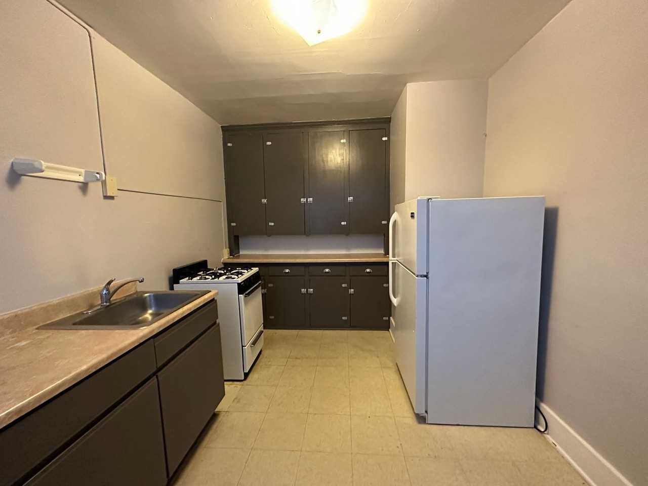 324 W 8th St - Photo 7 of 24