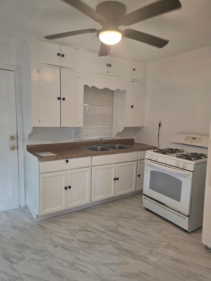 1303 9th St - Photo 4 of 6