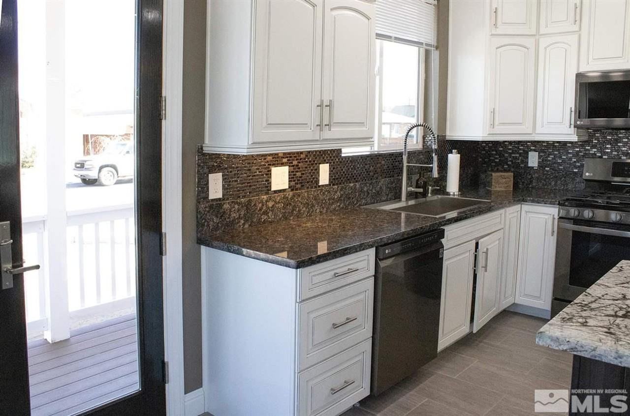 448 14th St - Photo 4 of 27