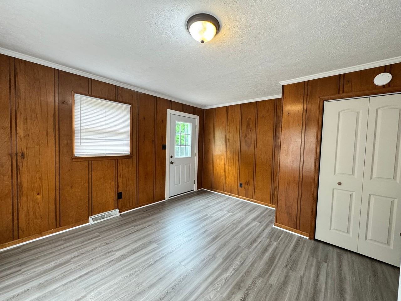 240 Lynbrook Rd - Photo 5 of 21