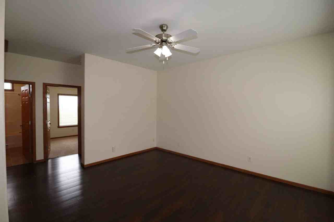 2120 Thompson Dr - Photo 3 of 50
