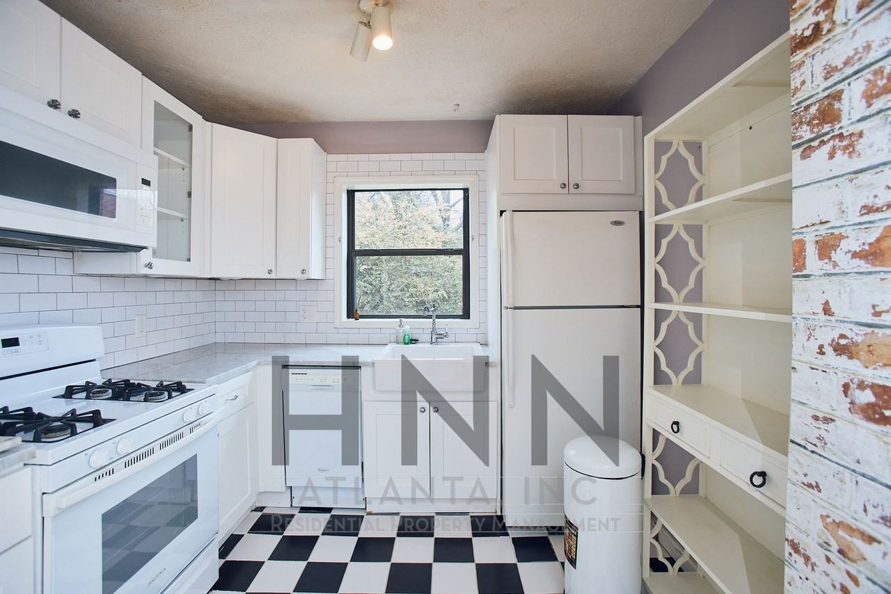 706 Argonne Ave Ne #4 - Photo 3 of 10