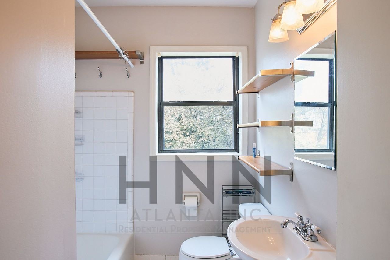 706 Argonne Ave Ne #4 - Photo 4 of 10