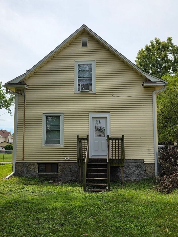 1705 Gillette St - Photo 2 of 12
