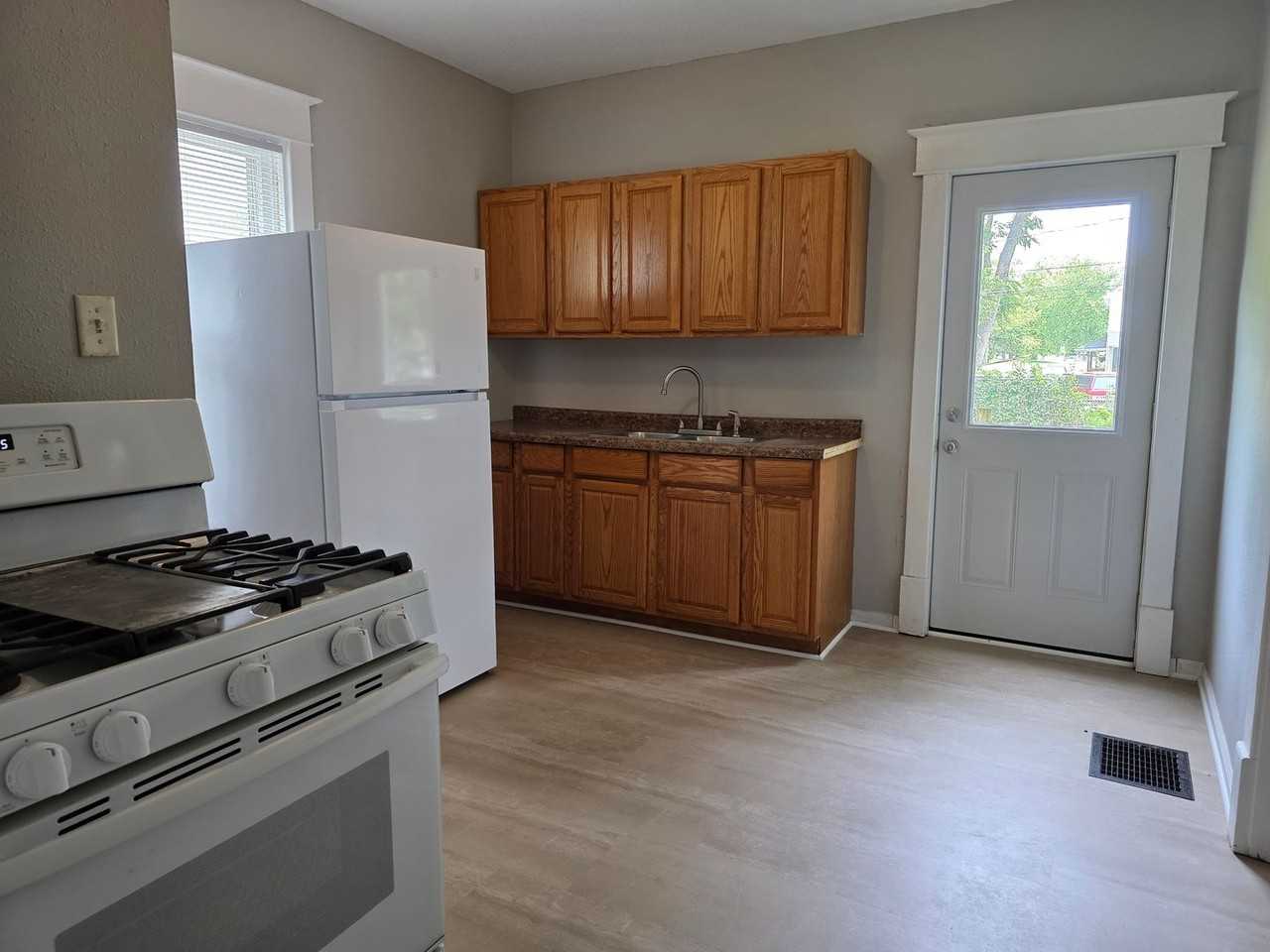 1705 Gillette St - Photo 3 of 12