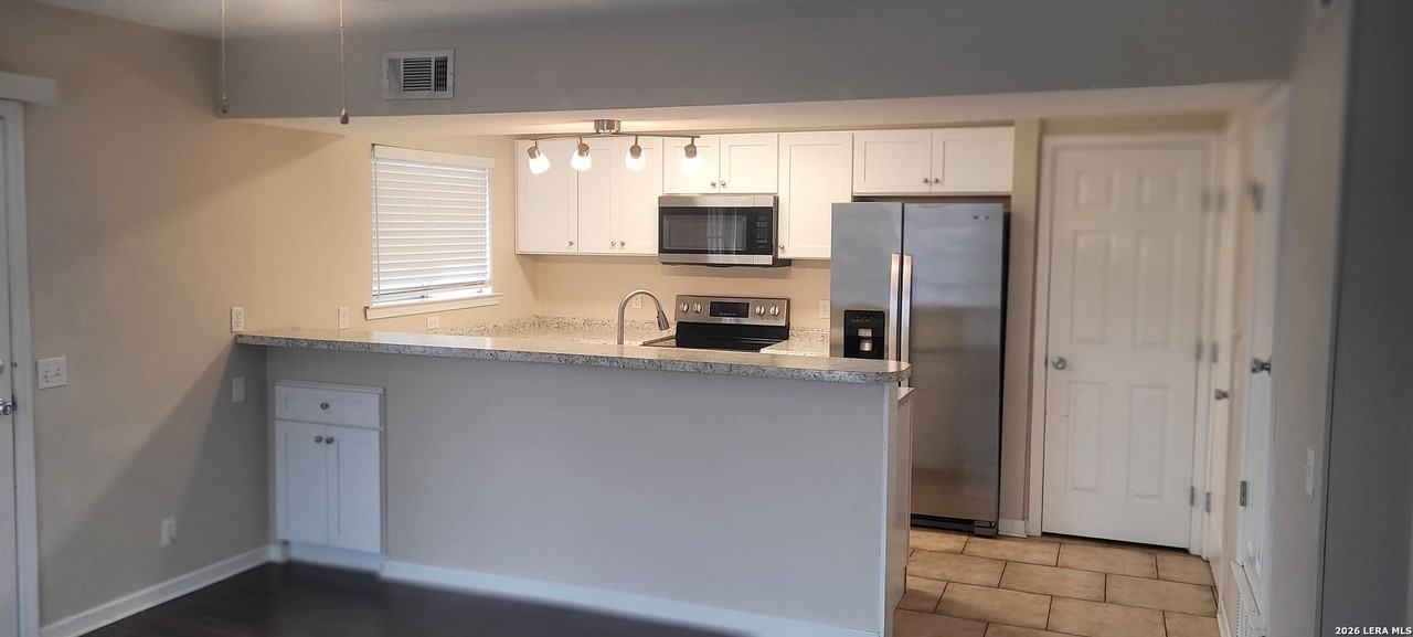 403 Indigo St - Photo 3 of 11