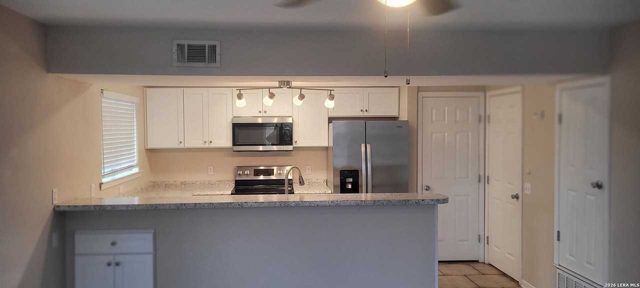 403 Indigo St - Photo 4 of 11