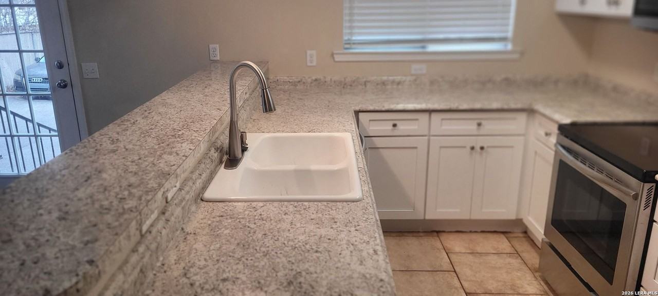 403 Indigo St - Photo 5 of 11