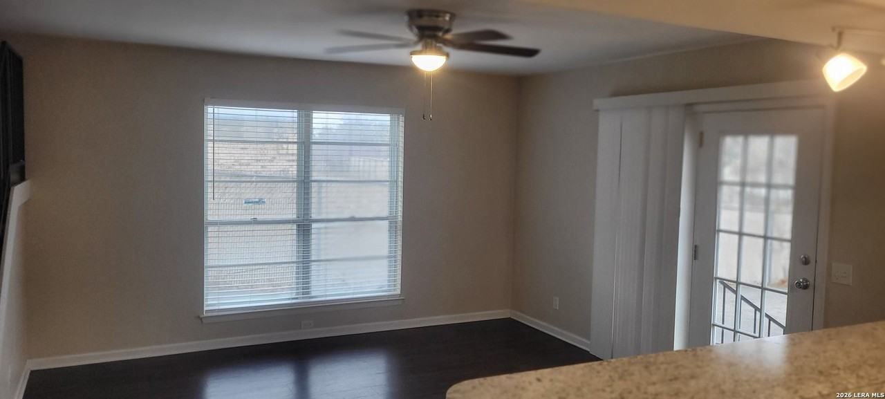 403 Indigo St - Photo 6 of 11