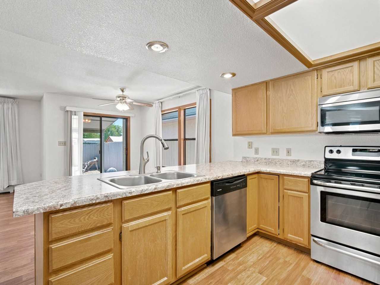518 1/2 Eastgate Ct #1 - Photo 5 of 23