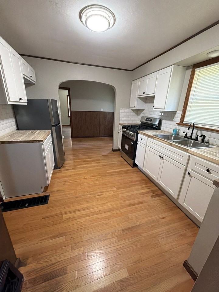 12326 Larimore Rd - Photo 5 of 16