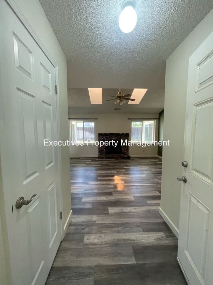 3440 Nonpareil Dr - Photo 2 of 7