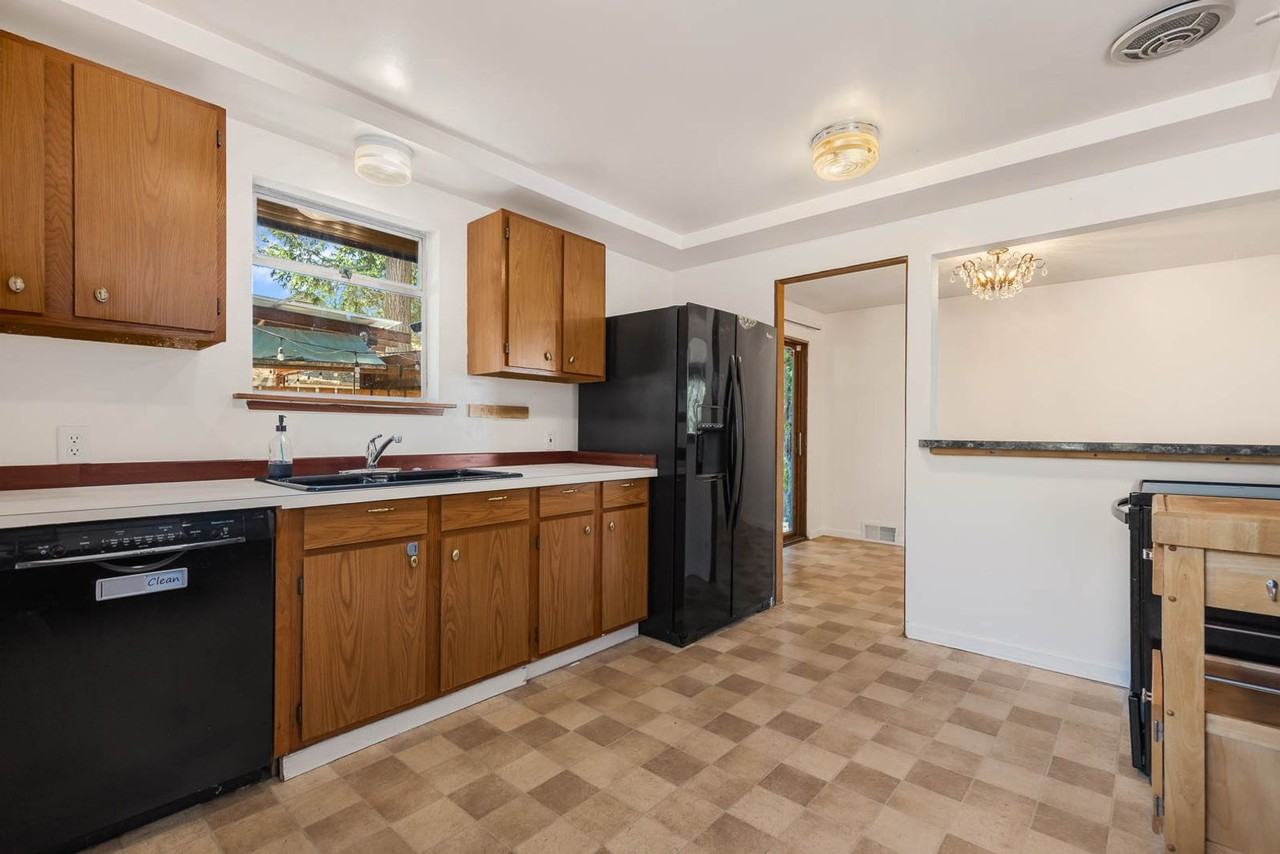 6713 S 124th St - Photo 5 of 17