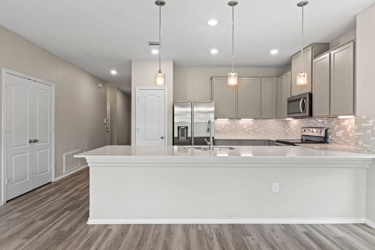 7805 Peccary Dr - Photo 7 of 35