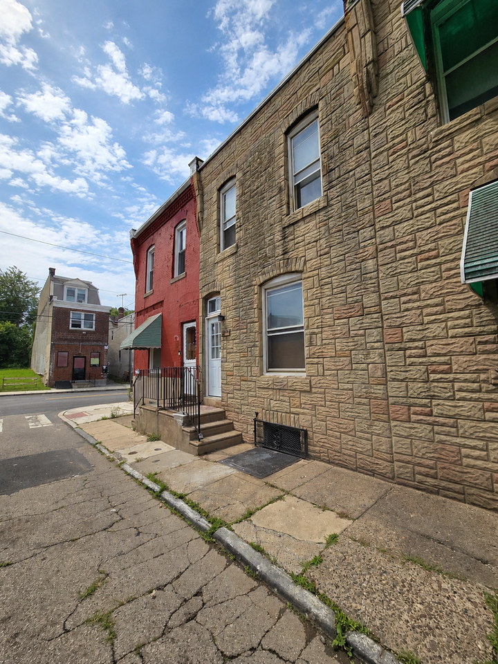 1302 N Farson St - Photo 2 of 27