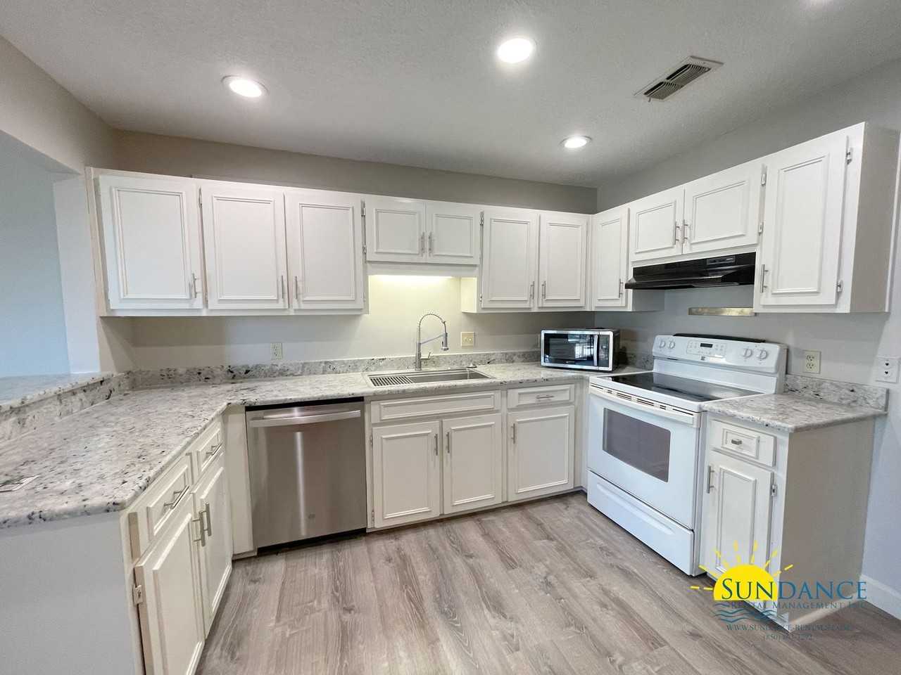 221 Shalimar Dr - Photo 5 of 31