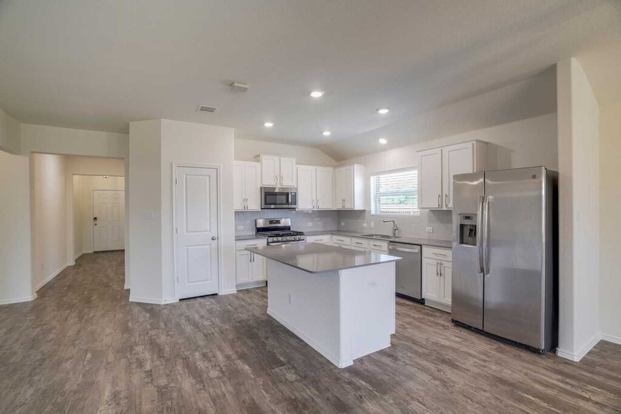 3200 Windy Vane Dr - Photo 3 of 20