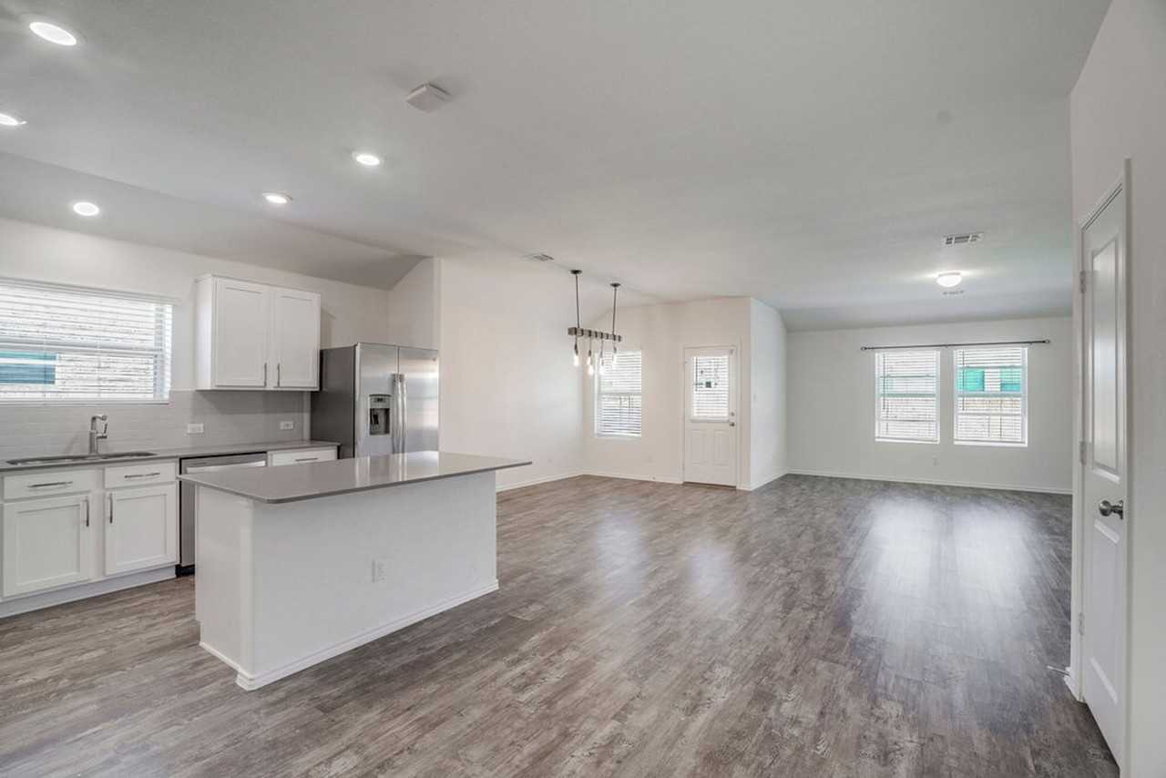 3200 Windy Vane Dr - Photo 4 of 20