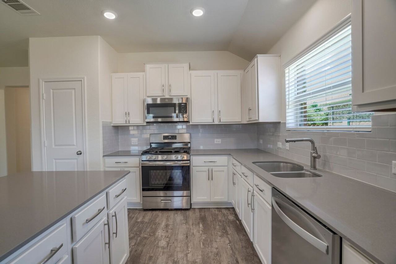 3200 Windy Vane Dr - Photo 5 of 20