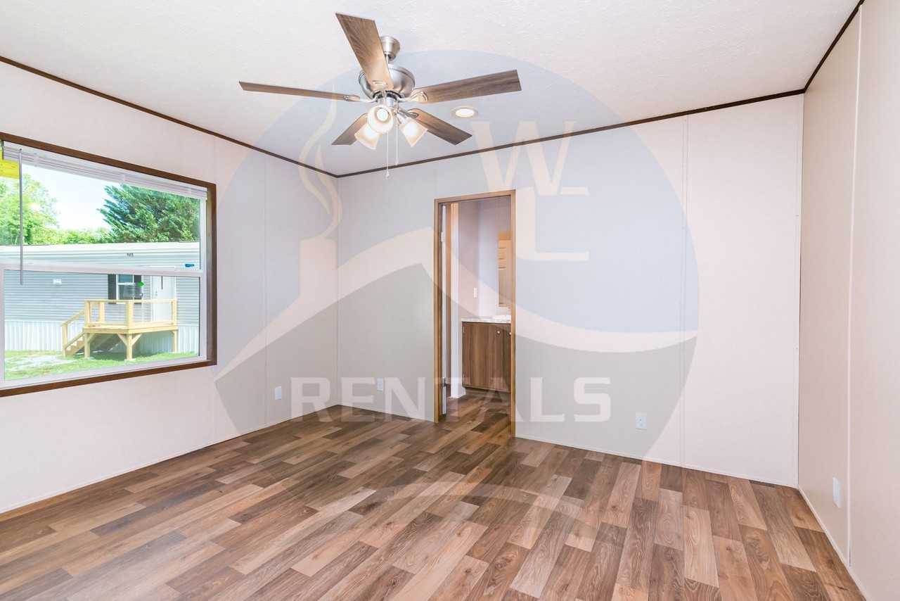 1043 Dillsboro Rd - Photo 7 of 17