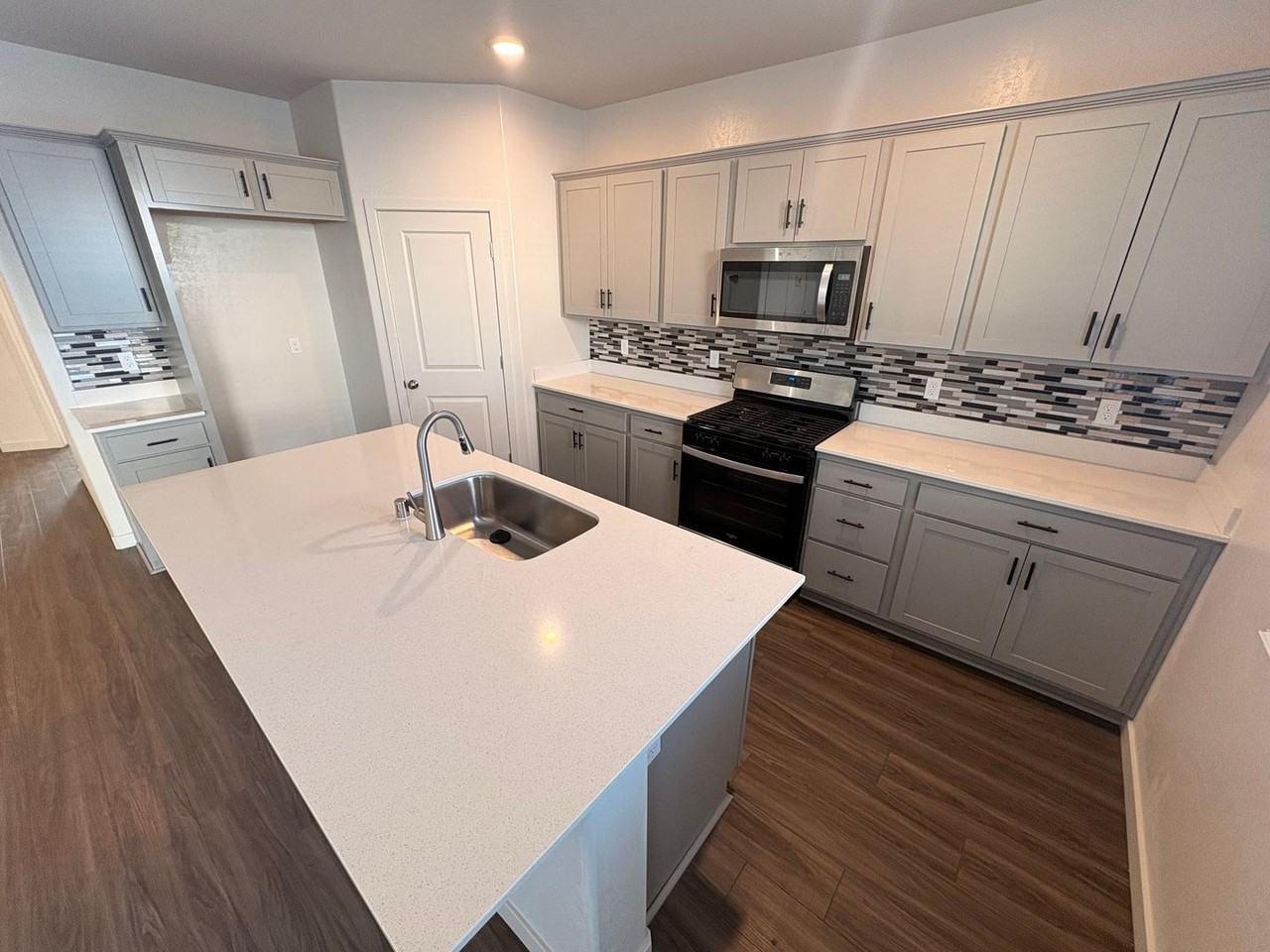 1463 S Orbit Cir - Photo 3 of 15